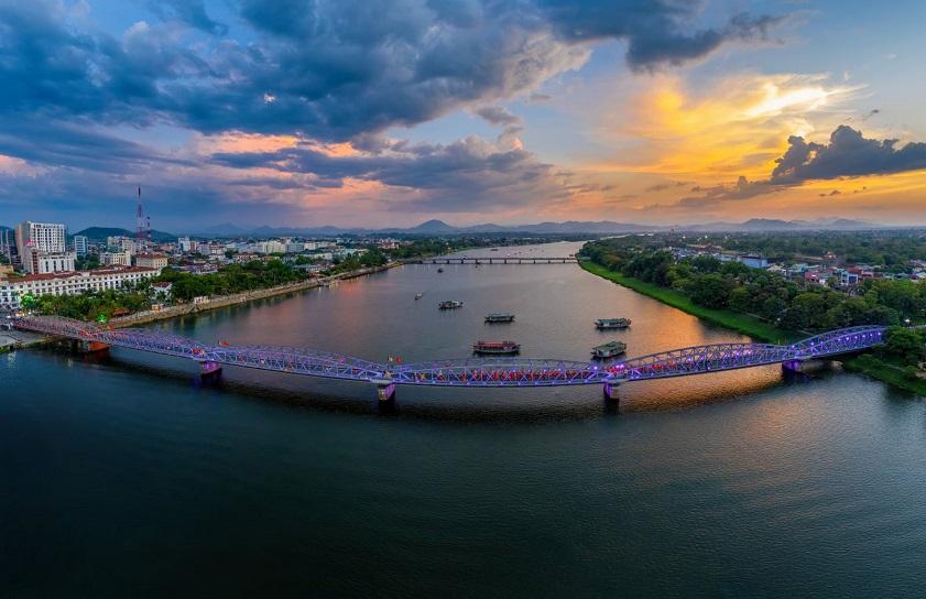 Perfume River Hue: An ALLURING place with poetic beauty all day and night – VinWonders